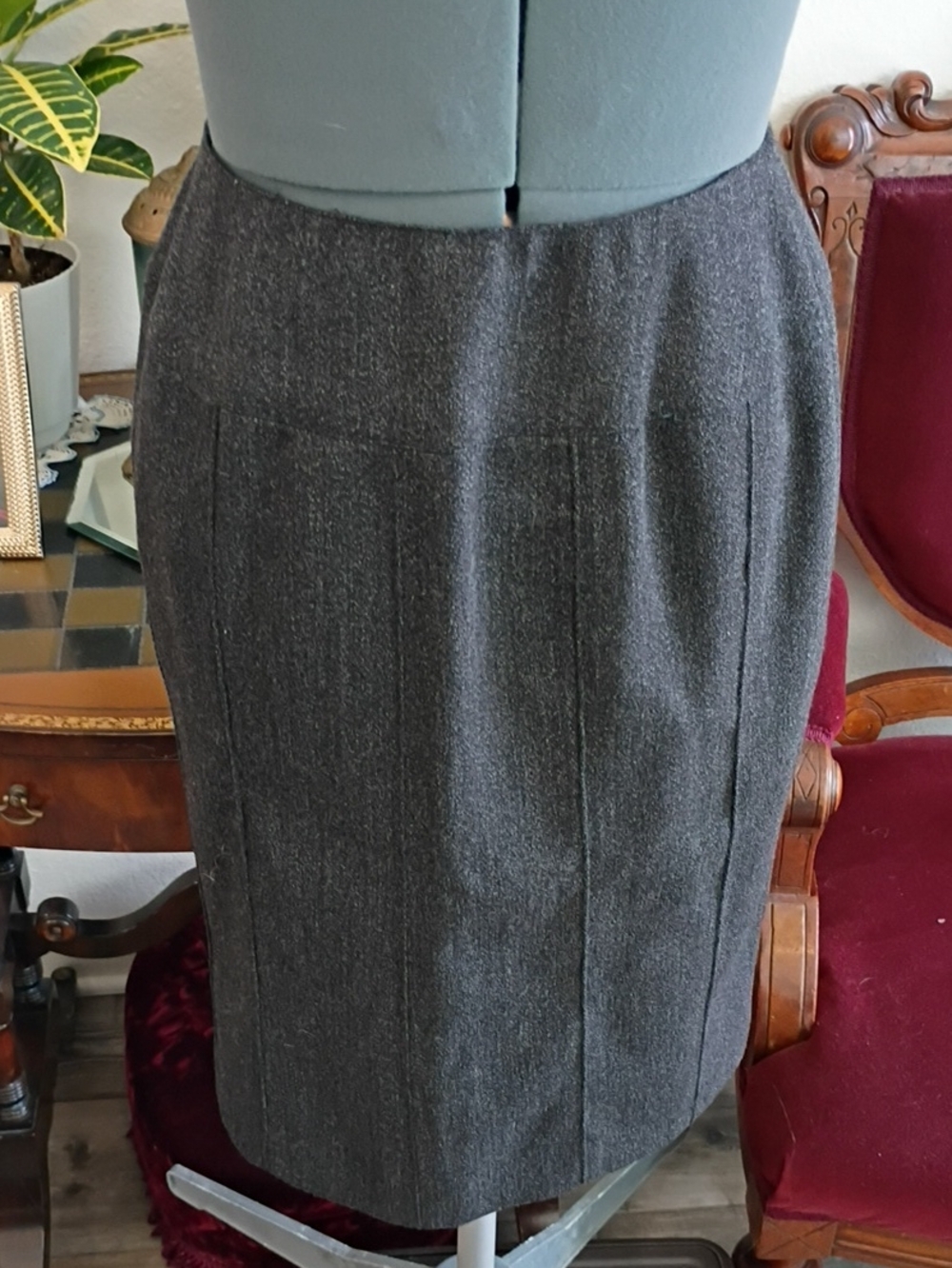 CHANEL Charcoal Gray Wool Two-Piece Jacket & Skirt Suit - Picture 6 of 10